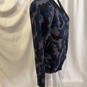 Barefoot Dreams CozyChic Ultra Lite Camo Bomber Jacket Size Medium Bild 8