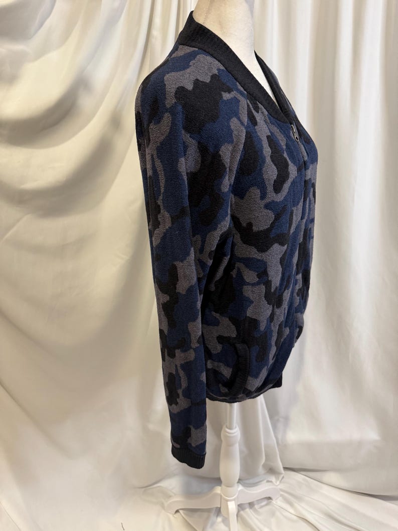 Barefoot Dreams CozyChic Ultra Lite Camo Bomber Jacket Size Medium Bild 8