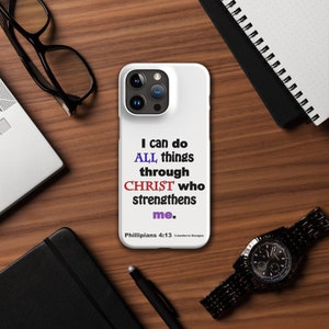 Op de afbeelding: Witte iPhone-hoes met een citaat uit Filippenzen 4:13: "Ik kan alles door Christus, die mij kracht geeft."