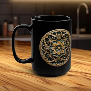 Peut inclure: Une tasse en céramique noire avec un motif de mandala doré et bleu. Le mandala est complexe et détaillé, avec un motif floral.