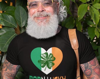 Camiseta Born Lucky - Camiseta gráfica com estampa de coração de trevo irlandês - Camiseta unissex do Dia de São Patrício - Fun Irish Pride Apparel