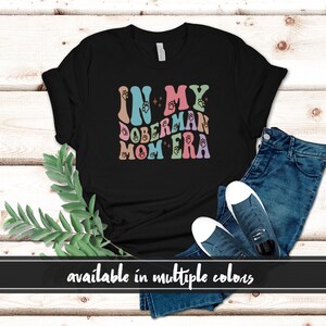 En mi camiseta Doberman Dog Mom Era, camisa del día de las madres, regalo para mamá perro, camiseta divertida de cuello redondo de mamá, regalo de cumpleaños de mamá, regalo de camiseta de mamá perro
