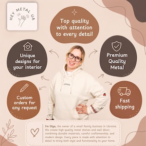 Puede incluir: Una sudadera con capucha de color beige con el texto UKRAINE en el pecho y bordados rojos y blancos en las mangas. La imagen presenta burbujas de texto que destacan servicios comerciales, incluyendo pedidos personalizados y env&iacute;os r&aacute;pidos.