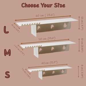 Puede incluir: Tres estantes de pared blancos con ganchos etiquetados L, M y S. El tama&ntilde;o L mide 60 cm de ancho, 15 cm de profundidad y 12 cm de alto. El tama&ntilde;o M mide 50 cm de ancho, 12,5 cm de profundidad y 10 cm de alto. El tama&ntilde;o S mide 40 cm de ancho.