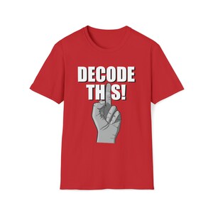 Puede incluir: Camiseta roja con el texto "DECODE THIS!" en blanco y una mano gris haciendo el dedo medio.