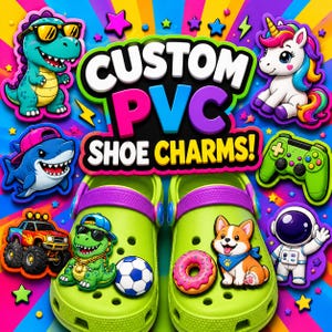 Peut inclure: Une paire de sabots vert citron décorée de divers charms en PVC colorés, notamment un dinosaure, un ballon de football, un beignet et un chien. Le fond affiche le texte CUSTOM PVC SHOE CHARMS! entouré de graphismes de dessins animés.