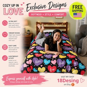 Puede incluir: Una colcha negra con un patrón repetitivo de corazones coloridos en tonos rojo, amarillo, morado y azul, cada uno con la palabra love en letra cursiva blanca. El texto en la imagen incluye Cozy Up In Love, Exclusive Designs, Softness, Style, Comfort, Ultra Soft, Vibrant Design, Easy Care, Lightweight & Cozy, Express yourself with style, Visit My Shop 18Desing on Etsy y Free Shipping.