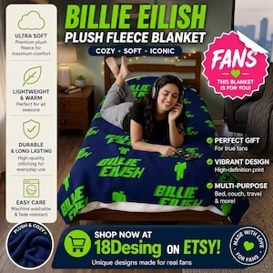 Puede incluir: Una manta de forro polar de felpa azul oscuro con un logotipo de Billie Eilish verde brillante repetido y un pequeño icono de figura de palo verde. La manta se muestra sobre una cama con superposiciones de texto sobre el producto.