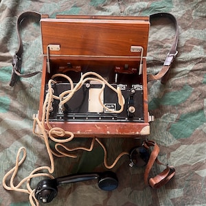 Zeldzame originele Zwitserse legertelefoon uit de Tweede Wereldoorlog, vintage telefoon met hoesje