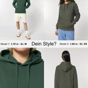 Może przedstawiać: Dwie modelki w ciemnozielonej bluzie z kapturem. Bluza ma kaptur ze sznurkiem i kieszeń kangurkę. Wizerunek zawiera tekst "Dein Style?"