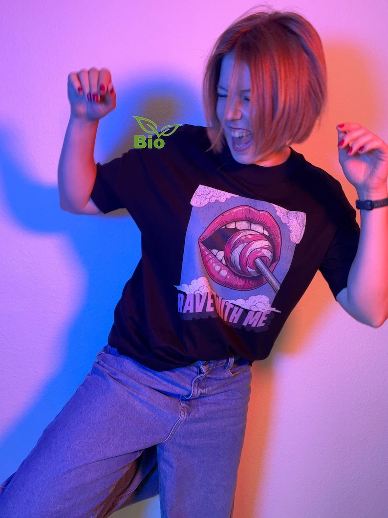 Rave With Me - Organic Oversize T-Shirt aus Bio-Baumwolle, Unisex - Rave, Techno, Tekkno, Party, Electro, Retro, Festival