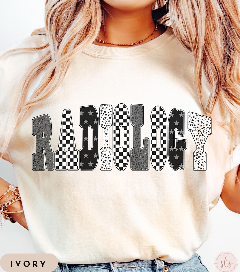K&ouml;nnte beinhalten: Elfenbeinfarbenes T-Shirt mit dem Wort "RADIOLOGY" in einem auff&auml;lligen, gemusterten Design. Die Buchstaben weisen eine Mischung aus schwarz-wei&szlig; karierten, Stern- und Tiermuster auf. Das Shirt hat einen Rundhalsausschnitt.