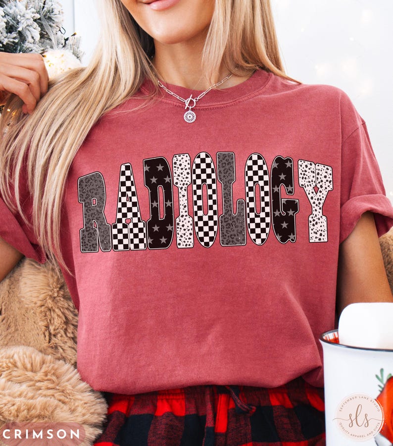K&ouml;nnte beinhalten: Karmesinrotes T-Shirt mit dem Wort "RADIOLOGY" in einem auff&auml;lligen, gemusterten Design. Die Buchstaben weisen einen Mix aus Leopardenmuster, Sternen und Schachbrettmustern auf. Das Shirt ist ein bequemer, l&auml;ssiger Stil.