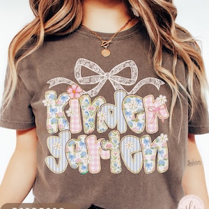 Camiseta de colores cómodos para maestra de kínder, camiseta de kínder, escuela primaria, camiseta de maestra, primer día de kínder, equipo de maestros
