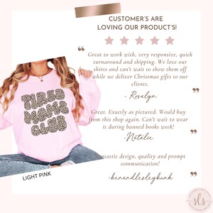 K&ouml;nnte beinhalten: Hellrosa Sweatshirt mit dem Text "Tired Moms Club" in einem Leopardenmuster. Das Bild enth&auml;lt auch Kundenrezensionen und die Worte "Light Pink".