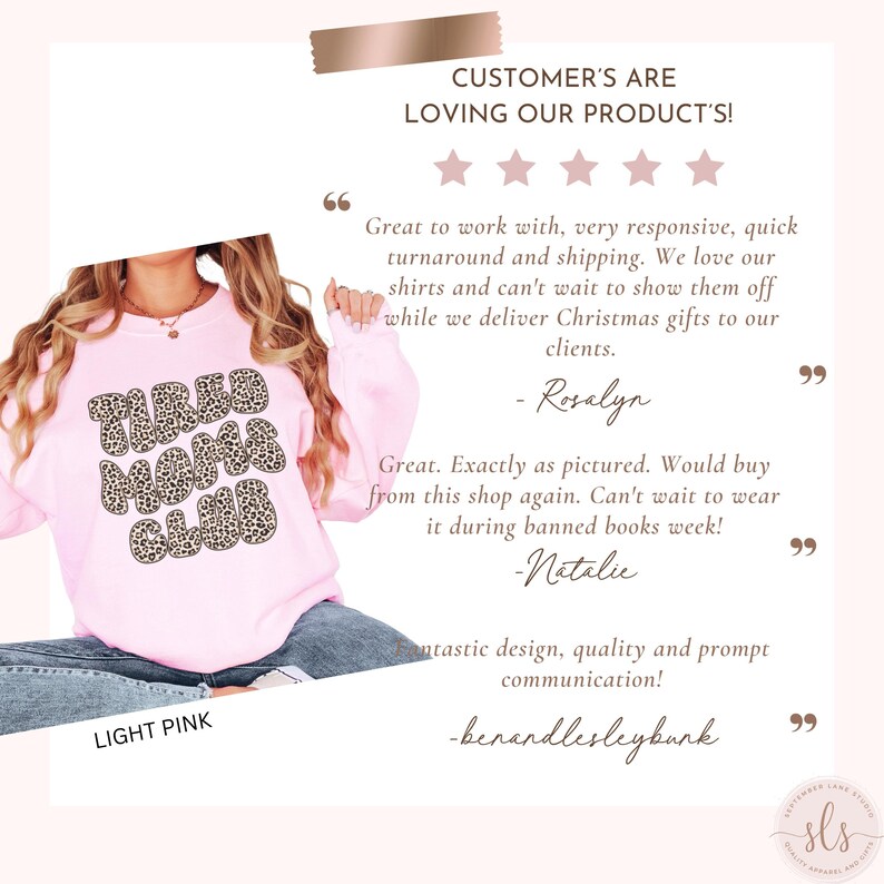 K&ouml;nnte beinhalten: Hellrosa Sweatshirt mit dem Text "Tired Moms Club" in einem Leopardenmuster. Das Bild enth&auml;lt auch Kundenrezensionen und die Worte "Light Pink".