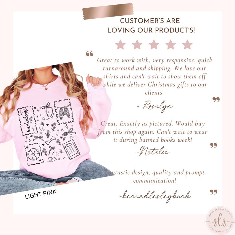 Puede incluir: Sudadera rosa claro con un dise&ntilde;o gr&aacute;fico en blanco y negro con ilustraciones de tem&aacute;tica m&eacute;dica y la palabra "radiology". El texto "LIGHT PINK" est&aacute; debajo de la sudadera. La imagen tambi&eacute;n incluye rese&ntilde;as de clientes.