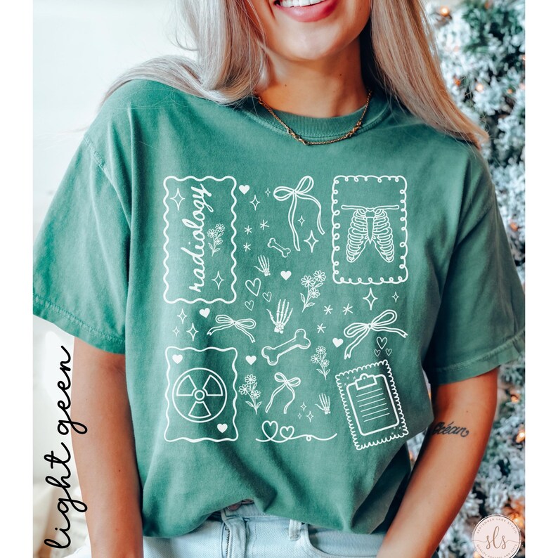 Puede incluir: Camiseta verde claro con ilustraciones gr&aacute;ficas blancas de elementos de tem&aacute;tica m&eacute;dica, incluyendo una caja tor&aacute;cica, huesos y una carpeta. La palabra "radiolog&iacute;a" est&aacute; escrita en la camiseta. Las palabras "verde claro" est&aacute;n escritas verticalmente en el lado izquierdo.
