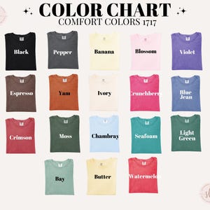 Puede incluir: Una carta de colores de camisetas Comfort Colors 1717, que muestra una variedad de tonos, incluyendo negro, violeta y verde claro. Cada camiseta muestra su nombre de color en texto blanco. La carta incluye un logotipo en la esquina superior izquierda e inferior derecha.