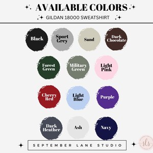 Puede incluir: Gr&aacute;fico que muestra los colores disponibles para una sudadera Gildan 18000. Los colores incluyen negro, gris deportivo, arena, chocolate oscuro, verde bosque, verde militar, rosa claro, rojo cereza, azul claro, morado, gris oscuro, ceniza y azul marino.