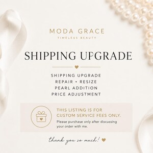 Könnte beinhalten: Eine weiße Grafikkarte mit dem Text MODA GRACE TIMELESS BEAUTY und SHIPPING UPGRADE. Sie listet Dienstleistungen wie Reparatur, Größenänderung, Perlenzusatz und Preisanpassung auf. Ein Geschenksymbol und erklärender Text sind ebenfalls enthalten.