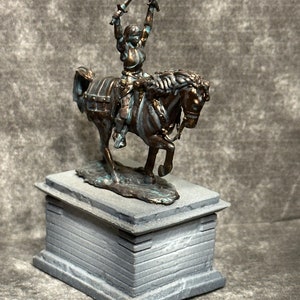 WizKids Deep Cuts: Heroic Statue
