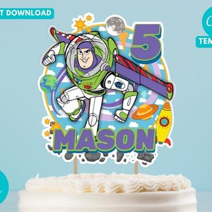 Könnte beinhalten: Ein Tortenaufsatz mit Buzz Lightyear aus Toy Story, der Zahl 5 und dem Namen "Mason". Das Design umfasst Planeten, Sterne und eine Rakete. Auf dem Aufsatz steht "Sofort-Download" und "Canva-Vorlage".