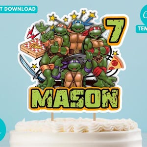 Puede incluir: Un adorno para pastel con las Tortugas Ninja, el número 7 y el nombre "MASON". El diseño incluye porciones de pizza, estrellas y las palabras "INSTANT DOWNLOAD" y "Canva TEMPLATE".