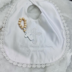 Babador de Batismo em Cetim Branco Bordado com Forro Soft Terry – Elegante Acessório de Batismo para Bebê, Personalizado, Feito à Mão