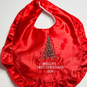 赤い赤ちゃんの初めてのクリスマス刺繍よだれかけ、パーソナライズ、赤いサテンよだれかけ、孫への宗教的な贈り物、ゴッドチャイルドの記念品、手作り