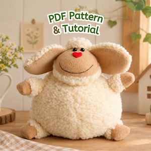 Puede incluir: Un juguete de peluche con forma de oveja con vellón rizado de color crema, detalles de tela color canela en las orejas, manos y pies, una pequeña nariz roja en forma de corazón y ojos negros. El texto "PDF Pattern & Tutorial" aparece en verde.