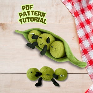 Puede incluir: Una vaina de guisantes de fieltro con tres guisantes sonrientes, cada uno con pies y brazos negros, descansando dentro. Debajo, se dispone un trío similar de guisantes. El texto "PDF PATTERN TUTORIAL" se muestra arriba. Un paño a cuadros rojos y blancos está en el fondo.