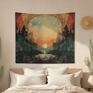 Può includere: Un arazzo che presenta un paesaggio surreale con un lago, alberi e un grande sole luminoso. La scena è incorniciata da un design circolare astratto in blu e bianco.