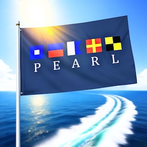 Puede incluir: Una bandera náutica azul marino con la palabra "PEARL" escrita en letras blancas. La bandera presenta varias banderas de señales de colores sobre las letras, sobre un fondo de cielo azul brillante y océano.