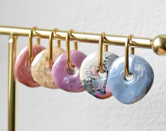 Donut en céramique - boucles d'oreilles pendantes