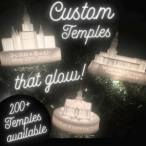 Puede incluir: Adornos de templos personalizados e iluminados. La imagen muestra varios modelos de templos blancos y brillantes, cada uno con nombres y fechas personalizados. El texto incluye "Custom Temples that glow!" y "200+ Temples available."
