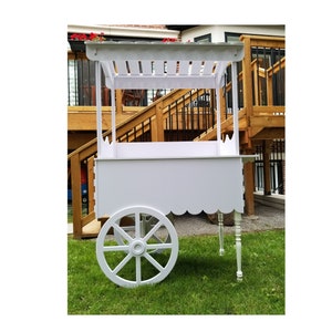Zeitgenössischer Süßigkeitenwagen, erhöhen Sie Ihren Geburtstag mit stilvollem Dekor und Dessertbar