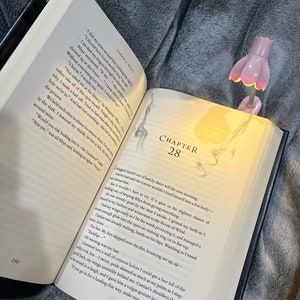 Jolie lampe de lecture à fleurs pastel | Tendance | Livre | Cadeau parfait | BookTok