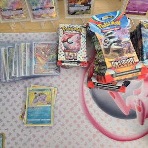 Sacola de Pokémon de nível básico 50 cartas oficiais do TCG mais 1 Booster Pack | 1-3 Ultra Raras incluídas V, Ex, Gx VMAX ou VSTAR! Ótimo presente!