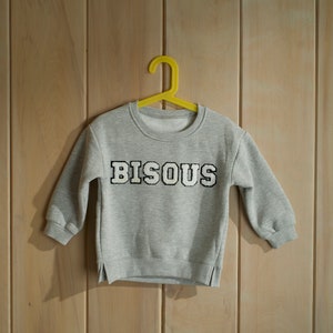 Sudadera universitaria con letras de chenilla: sudadera personalizada "BISOUS", sudadera vintage hecha a mano, sudadera con letras universitarias, cita, niños, bebés