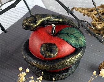 Vela artesanal de cera de abejas en oro negro con diseño de serpiente para decoración o regalo.