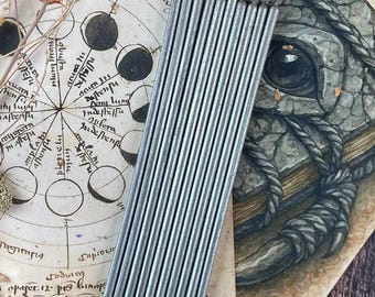 Juego de 20 velas rituales plateadas: elegantes velas cónicas metálicas para trabajos espirituales, meditación y decoración de altares.