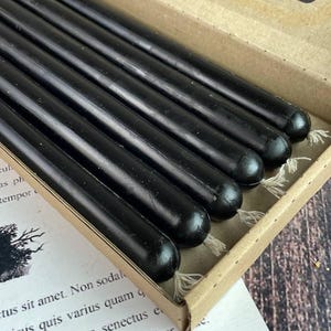 Zwarte rituele kaarsenset van 6 - 25 cm spits toelopende bijenwaskaarsen voor bescherming tegen spreuken, verbanning en altaardecoratie