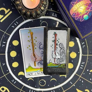 Vela de Tarô Ás de Paus - Cera Preta para Manifestação, Criatividade e Magia Espiritual