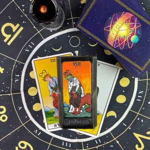 Vela de Tarot de la Fuerza - Cera Negra para la Confianza, el Poder Interior y la Resiliencia Espiritual