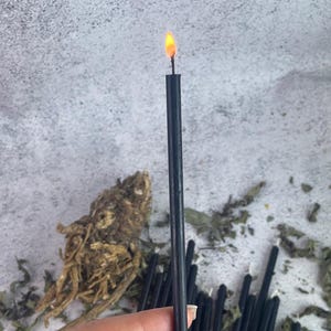 Rituele kaarsen van zwarte bijenwas – set van 50 slanke taps toelopende kaarsen van 20 cm voor bescherming, reiniging en spirituele oefeningen