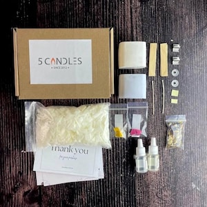 DIY Soy Candle Making Kit size M - Blue and White Marble Candle Jars for Craft Gift Set with Soy Wax, Dyes and Flowers, DIY Candle Project