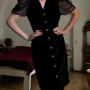 Vestido vintage de veludo preto dos anos 80 da Kim, elegante e clássico
