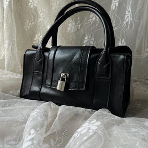Vintage 90er Jahre Lederhandtasche in Schwarz - Klassische Strukturtasche in Zeitlosem Design