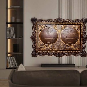 Puede incluir: Una pieza de arte de pared decorativa con dos globos ornamentados de color dorado en un marco tallado de color marr&oacute;n oscuro. Los globos se colocan sobre un fondo de mapa estilizado con acentos dorados.